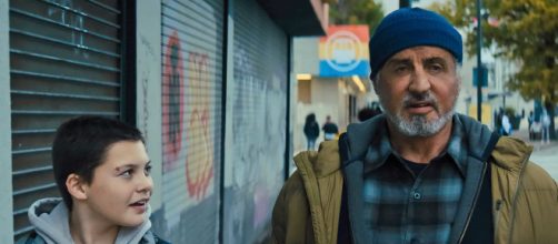 Javon “Wanna” Walton e Sylvester Stallone em cena de 'Samaritano', novo filme do Amazon Prime Video (Divulgação/Amazon Prime Video)