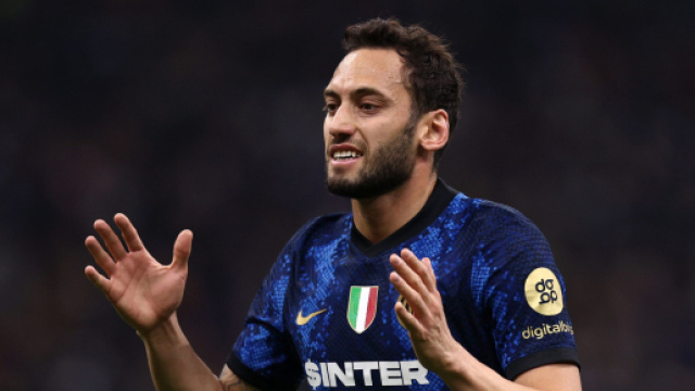 Inter, interesse del Tottenham per Calhanoglu.