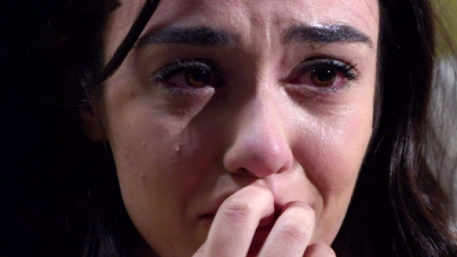 Un posto al sole, Rossella Graziani (Giorgia Gianetiempo) in lacrime.