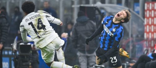 Il centrocampista dell'Inter Niccolo Barella in uno scontro di gioco con lo juventino Weston McKennie.