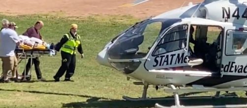 La vida del novelista Salman Rushdie está en peligro tras sufrir un ataque mortal en Chautauaqua en Nueva York (Captura de vídeo)