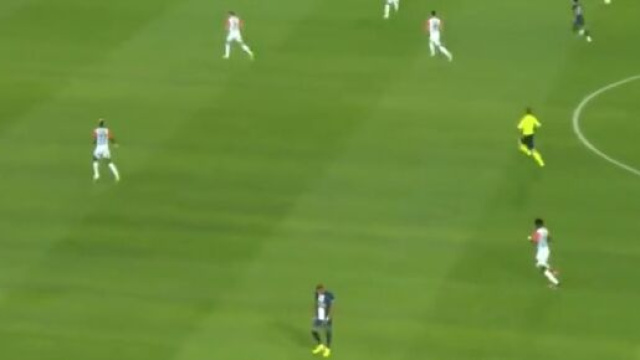 Mbappé totalement désintéressé par l'action du PSG après avoir été oublié par Vitinha. (crédit Twitter C+)