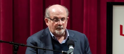 Salman Rushdie é esfaqueado nos Estados Unidos (Arquivo Blasting News)