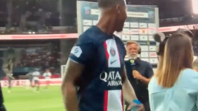Kimpembe en plein échange avec Paganelli sur Canal+ après PSG-Montpellier. (crédit Canal+)
