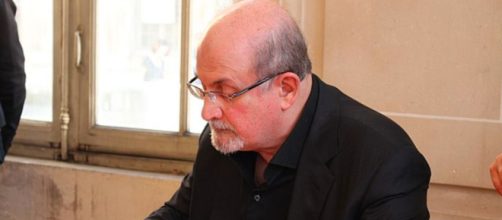 Salman Rushdie fue condenado a muerte en una fatua emitida por el ayatolá Jomeini (WikimediaCommons)