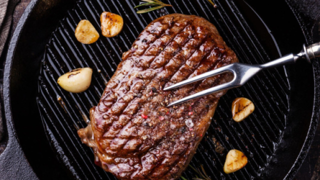 Bistecche in salsa al brandy, un delizioso piatto della cucina internazionale.