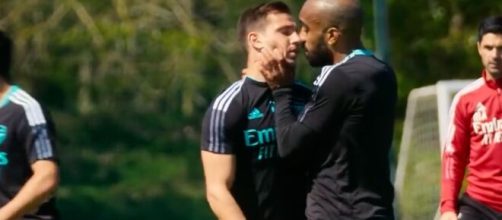 Lacazette et Cedric proches de se battre. (crédit Prime Video)