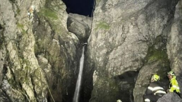 Forni di Sopra, escursionista si perde in un canale roccioso: salvato dal Soccorso alpino.