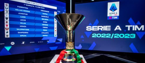 In foto il trofeo della Serie A alla presentazione dei calendari 22/23.