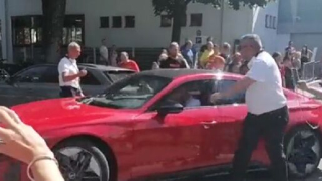 Lewandowski de retour à Munich, les supporters le reçoivent avec des 'Hala Madrid' (capture YouTube)
