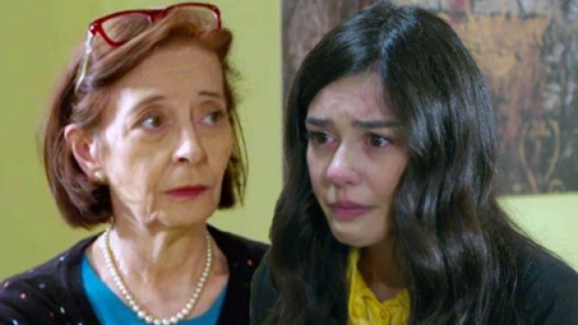 Un posto al sole, Rossella (Giorgia Gianetiempo) e Teresa (Carmen Scivittaro).