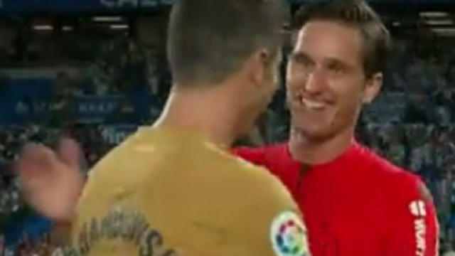 Insolite : L'échange entre Robert Lewandowski et l'arbitre devient viral (capture YouTube)