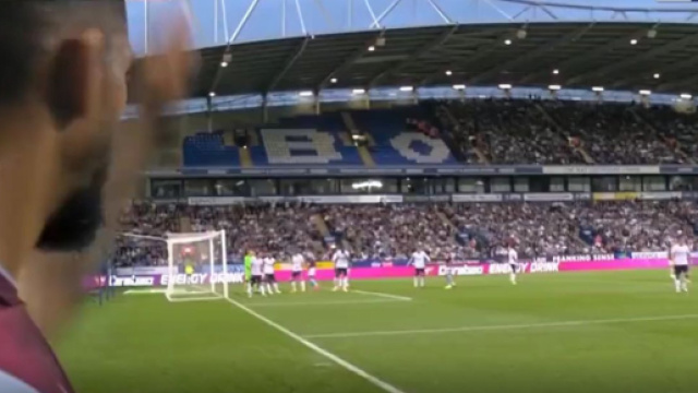 Le magnifique corner rentarnt de Douglas Luiz enflamme Twitter (capture Youtube)