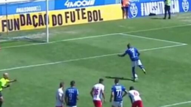 Le penalty en mode 'image arrêtée' de Jardel fait le buzz (capture YouTube)