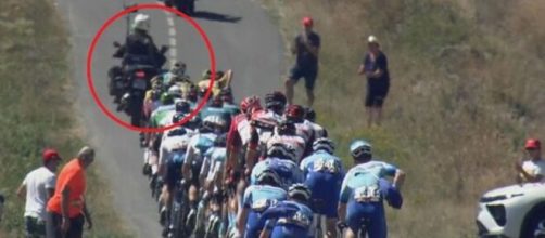 Ciclismo, il gruppo in scia alla moto della tv alla Vuelta Espana.