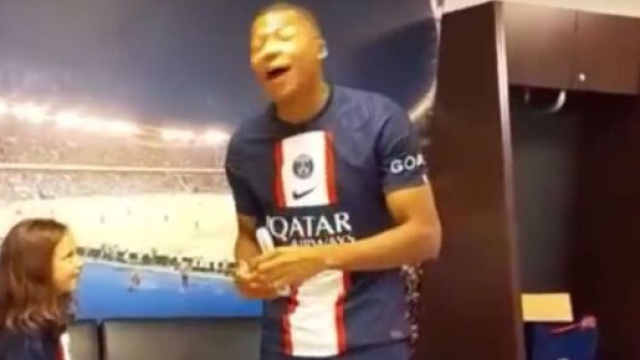 Kylian Mbappé avec Camille, 8 ans, grand fan du génie français. (crédit Twitter)