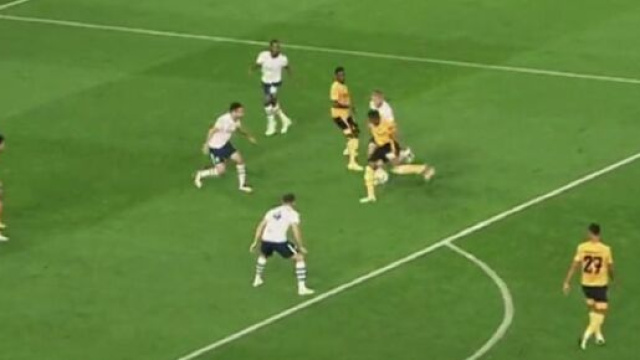 Une-deux dans la surface, missile pleine lucarne, le but d’Adama Traoré régale (capture YouTube)