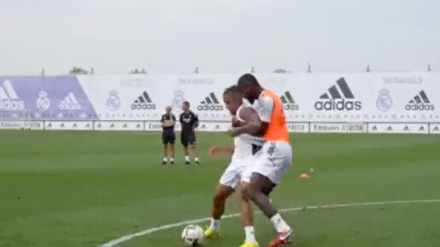 Antonio Rudiger fait parler pour sa défense sur Mariano à l'entraînement du Real Madrid. (crédit Twitter)