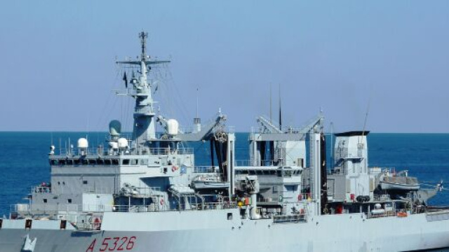 Napoli: una nave militare greca viene tenuta in quarantena nel porto