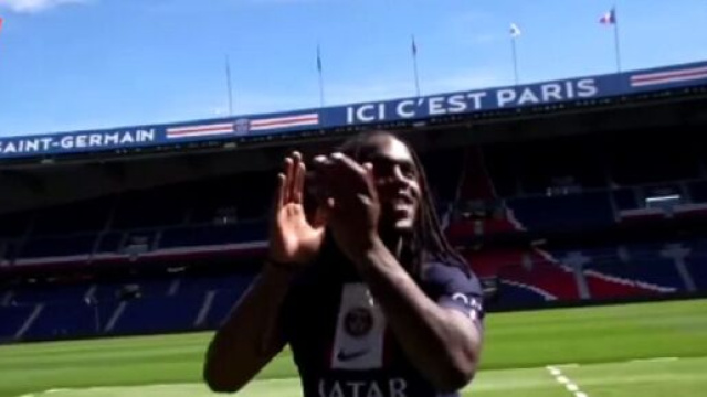 Renato Sanches simule sa présentation au Parc des Princes et rend fou les fans (capture YouTube)