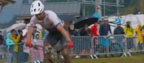 Ciclismo, la caduta di Peter Sagan ai Mondiali di mtb elettriche.