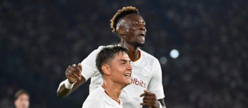 Vlahovic su punizione e Abraham di testa, imbeccato da Dybala, fissano il risultato sull'1 a 1 tra Juventus e Roma