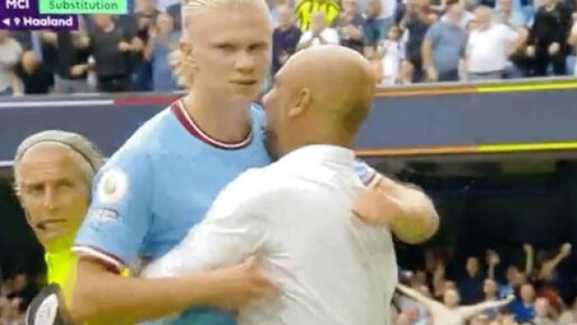 Haaland et Guardiola au coeur d'une scène insolite ce samedi. (crédit Twitter)
