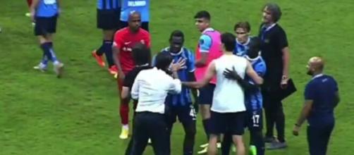 Balotelli et son entraineur tout proches d'en venir aux mains, la vidéo buzze (capture YouTube)