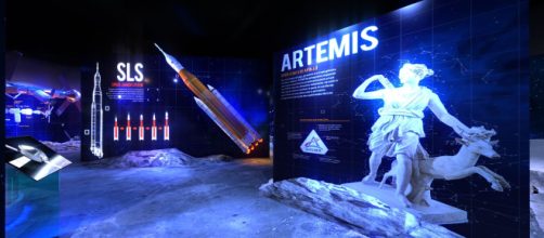Foto da exposição do Projeto Artêmis, o qual levará novamente seres humanos à Lua. (Arquivo Blasting News)