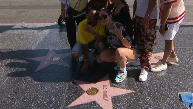JLC Family saison 6 : Jazz, Laurent Correia et leurs proches découvre leur étoile sur Hollywood Walk of Fame.