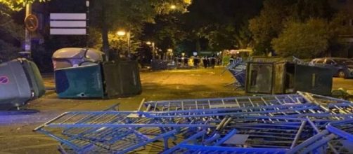 Los civiles pudieron hacer una barricada con la quema de contenedores de basura (Twitter / @Espana2000H)