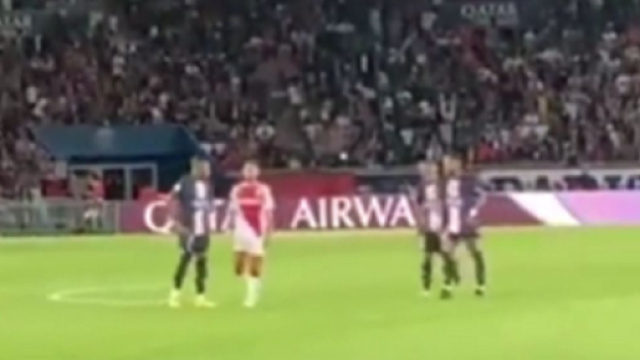 Le moment où Mbappé laisse le penalty à Neymar fuite et fait le buzz (capture YouTube)