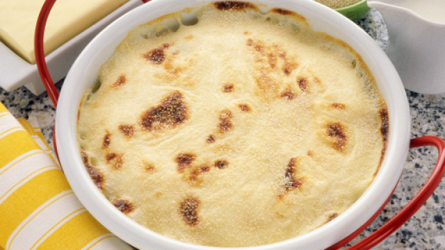 Sedano rapa al gratin, un ottimo e succulento piatto unico per i vegetariani.