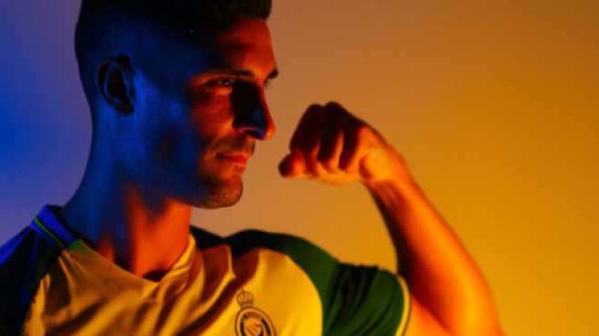 Alvaro Gonzalez signe à Al-Nassr et se prend pour le rappeur Jul, la photo buzze (capture Twitter officiel @AlNassrFC_EN)