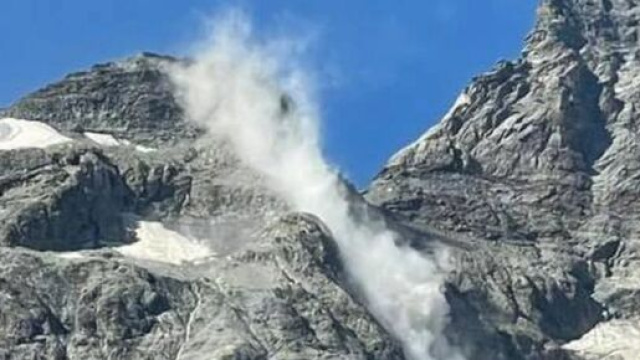 Cervino: evacuati 13 alpinisti, un ammasso roccioso si è staccato dalla Testa del Leone.
