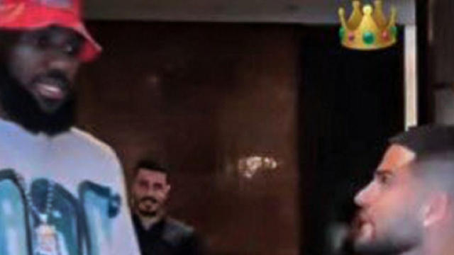 La taille 'ridicule' des mains d'Insigne face &agrave; LeBron James affole la Toile (capture YouTube)