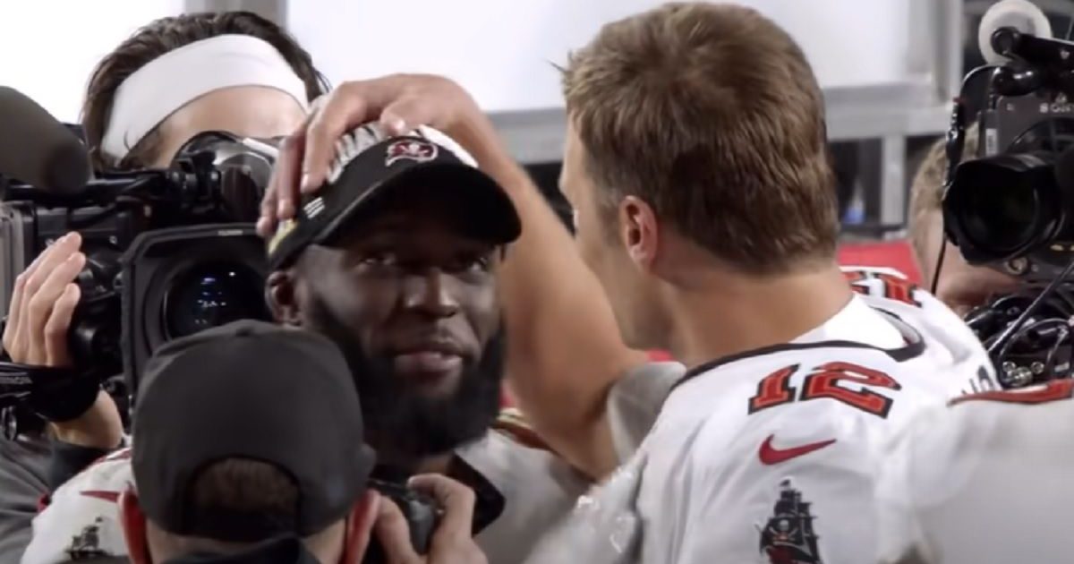 As he turns 45, Tom Brady receives special 'GOAT' cake from Leonard  Fournette