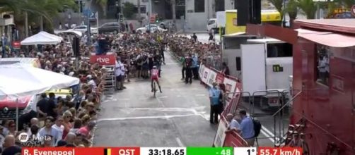 Ciclismo, l'arrivo di Remco Evenepoel nella cronometro della Vuelta.