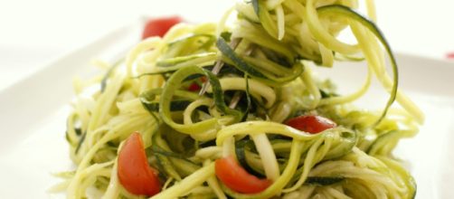 Tre ricette vegane, crudiste e senza glutine a base di spaghetti di zucchina.