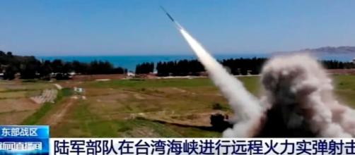 Los cinco misiles chinos aterrizaron en la zona económica exclusiva de Japón (Captura de pantalla de la televisión estatal china)