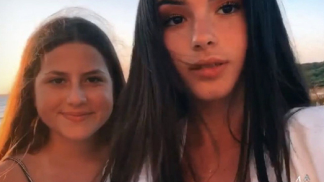 Giulia e Alessia, il giorno dell'ultimo saluto: sulle bare bianche è stato inciso il nome .