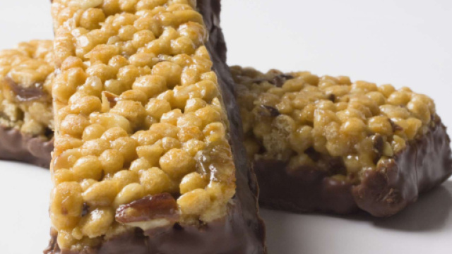 Le barrette di granola, energetiche, di torta alla ciliegia e le barrette snack costituiscono uno spuntino sano ed energetico.