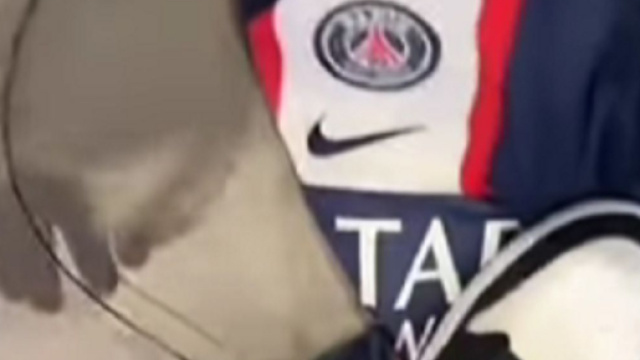 Mohamed Henni pi&eacute;tine un maillot du PSG et insulte le club &agrave; Barcelone (capture YouTube)