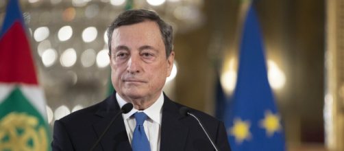 Stipendi, cedolino di agosto 2022: aumenti a docenti 124 euro, pulizie 72€, operai 102€.