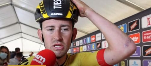 Ciclismo, Tiesj Benoot vittima di un incidente in allenamento.