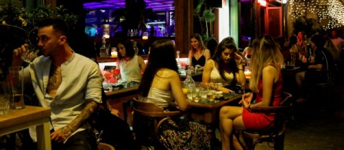 Coppia di turisti americani paga 450 euro per un aperitivo in un locale di Mykonos (foto di repertorio).