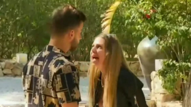Le Reste du Monde, Romance à Ibiza : Adixia débarque dans la villa et découvre l'infidélité de Simon avec Virginie.