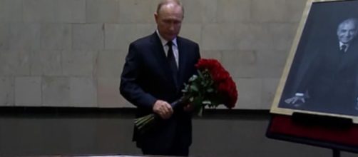 Putin acudió al Hospital Central de Moscú a despedir al líder soviético (Captura de pantalla de la televisión estatal rusa)