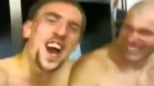 Franck Rib&eacute;ry et Zinedine Zidane apr&egrave;s la victoire face au Br&eacute;sil en 2006. (cr&eacute;dit Twitter)