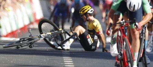 Vuelta España, la caduta di Primož Roglič a Tomares.